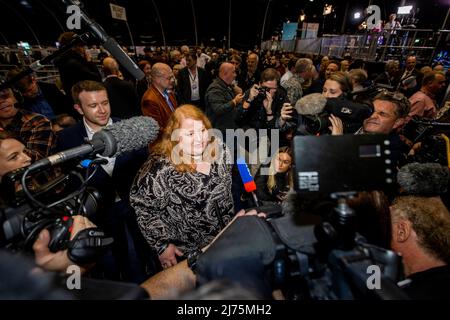 Naomi long, dirigeante du Parti de l'Alliance du ni, au Titanic Exhibition Centre de Belfast, parlant avec les médias après son retour en tant que députée de l'Assemblée de l'Irlande du Nord. Banque D'Images