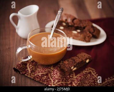 café avec lait et biscotti aux amandes Banque D'Images