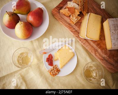 Mahon; vaches espagnoles fromage au lait avec craquelins et poires Banque D'Images