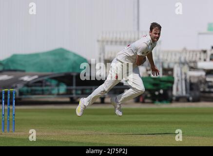 6 mai 2022. Londres, Royaume-Uni. Le bowling Tom Taylor de Northamptonshire à Surrey, prenez le Northamptonshire au championnat du comté de Kia Oval, deuxième jour. David Rowe/Alay Live News Banque D'Images