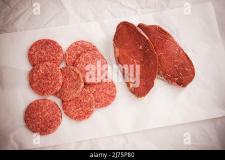 steaks de flanc crus et patties de hamburger Banque D'Images