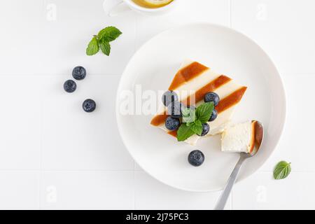 Cheesecake aux myrtilles fraîches, petit déjeuner, vue du dessus Banque D'Images