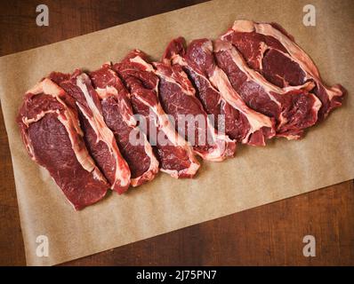 Steaks de côtes de bœuf sur papier parchemin Banque D'Images