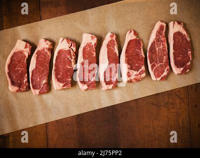 Steaks de la bande de New York de Grass Fed sur papier parchemin Banque D'Images