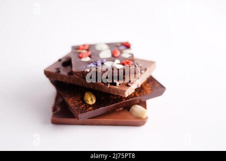 Assortiment de barres de chocolat aux fruits, noix et épices ; empilées Banque D'Images