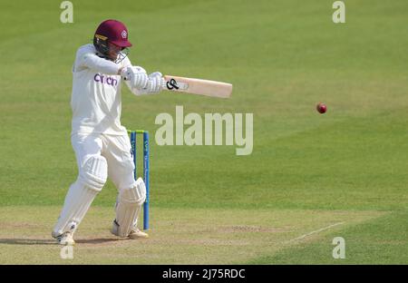 6 mai 2022. Londres, Royaume-Uni. Luke Procter, de Northamptonshire, frappe un quatre tandis que Surrey prend le Northamptonshire au championnat du comté de Kia Oval, deuxième jour. David Rowe/Alay Live News Banque D'Images