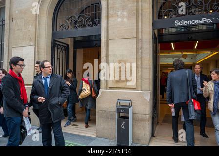 Paris, France, personnes de foule moyenne, extérieur, entrée principale, portes ouvertes, Université française, Sciences po, entrée du bâtiment, étudiants hors collège de france Banque D'Images