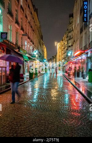 Paris, France, foule marchant, scène de rue pavée en pierre dans le centre de la vieille ville, quartier de la rue Montorgueil, la nuit après la pluie, vintage Banque D'Images