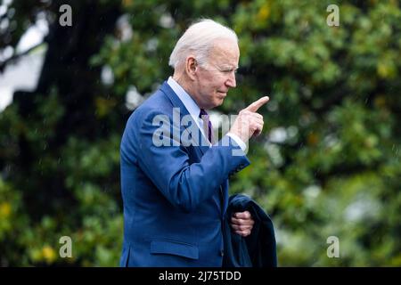 LE président AMÉRICAIN Joe Biden quitte la Maison-Blanche sous la pluie pour une réunion en Ohio avec les dirigeants de l'industrie à Washington, DC, Etats-Unis, le 06 mai 2022. Banque D'Images