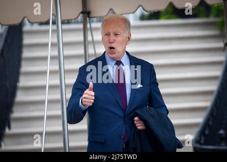 LE président AMÉRICAIN Joe Biden quitte la Maison-Blanche sous la pluie pour une réunion en Ohio avec les dirigeants de l'industrie à Washington, DC, Etats-Unis, le 06 mai 2022. Banque D'Images