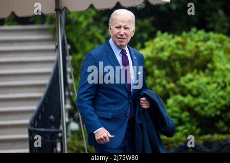 LE président AMÉRICAIN Joe Biden quitte la Maison-Blanche sous la pluie pour une réunion en Ohio avec les dirigeants de l'industrie à Washington, DC, Etats-Unis, le 06 mai 2022. Banque D'Images
