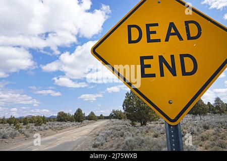 Un panneau de signalisation de fin morte sur une route de gravier de campagne dans l'Outback de l'Oregon près de fort Rock, Oregon. Banque D'Images