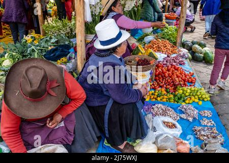 Femmes autochtones quechua vendant des légumes au marché du dimanche dans le village de Chinchero, la Vallée Sacrée, province d'Urubamba, Pérou. Banque D'Images