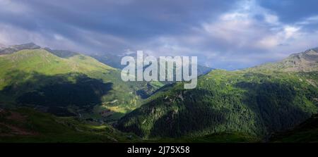 Célèbre route alpine de Timmelsjoch dans les Alpes autrichiennes également appelé Passo Rombo, Banque D'Images