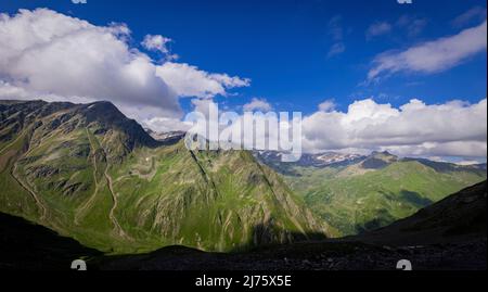 Célèbre route alpine de Timmelsjoch dans les Alpes autrichiennes également appelé Passo Rombo, Banque D'Images