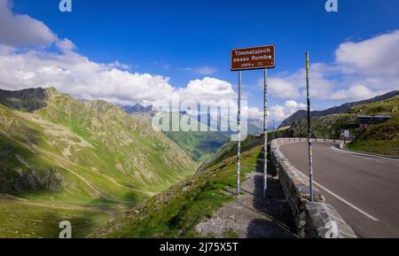 Panneaux de direction à Timmelsjoch High Alpine Road dans les Alpes autrichiennes également appelé Passo Rombo, Banque D'Images