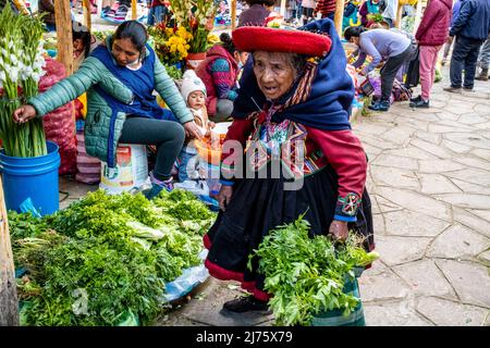 Senior Indigenous Quechua Women Shopping pour les fruits et légumes au célèbre marché du dimanche dans le village de Chinchero, région de Cusco, Pérou. Banque D'Images