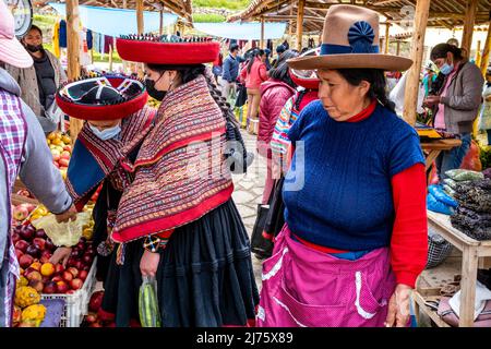 Femmes autochtones quechua Shopping pour des fruits et légumes au célèbre marché du dimanche dans le village de Chinchero, région de Cusco, Pérou. Banque D'Images