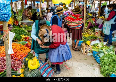 Senior Indigenous Quechua Women Shopping pour les fruits et légumes au marché du dimanche dans le village de Chinchero, région de Cusco, Pérou. Banque D'Images