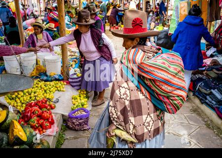 Senior Indigenous Quechua Women Shopping pour les fruits et légumes au marché du dimanche dans le village de Chinchero, région de Cusco, Pérou. Banque D'Images