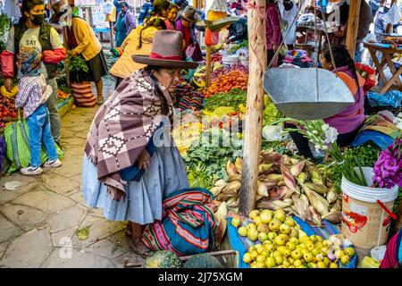 Senior Indigenous Quechua Women Shopping pour les fruits et légumes au marché du dimanche dans le village de Chinchero, région de Cusco, Pérou. Banque D'Images