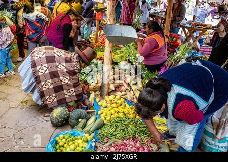 Senior Indigenous Quechua Women Shopping pour les fruits et légumes au marché du dimanche dans le village de Chinchero, région de Cusco, Pérou. Banque D'Images