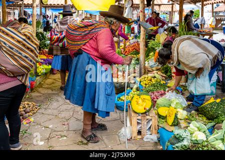 Senior Indigenous Quechua Women Shopping pour les fruits et légumes au marché du dimanche dans le village de Chinchero, région de Cusco, Pérou. Banque D'Images