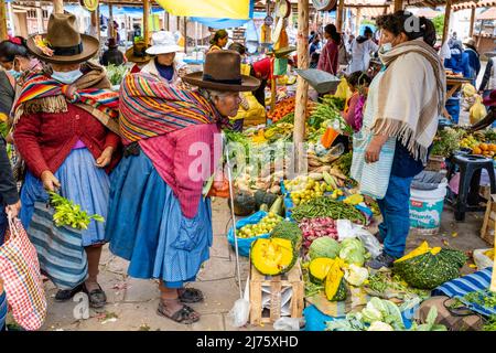 Senior Indigenous Quechua Women Shopping pour les fruits et légumes au marché du dimanche dans le village de Chinchero, région de Cusco, Pérou. Banque D'Images