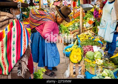 Senior Indigenous Quechua Women Shopping pour les fruits et légumes au marché du dimanche dans le village de Chinchero, région de Cusco, Pérou. Banque D'Images