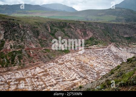 Les Salineras de Maras (Maras Salt pans) région de Cusco, Pérou. Banque D'Images
