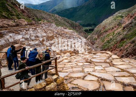 Les Salineras de Maras (Maras Salt pans) région de Cusco, Pérou. Banque D'Images