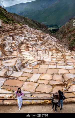 Les Salineras de Maras (Maras Salt pans) région de Cusco, Pérou. Banque D'Images