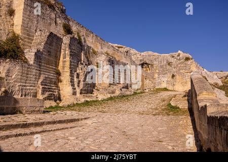 Le village historique de Gravina à Puglia avec son célèbre pont d'aqueduc, Banque D'Images