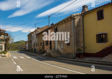 Vieux bâtiments résidentiels dans le village historique de Karojba près de Buzet en Istrie, Croatie occidentale Banque D'Images