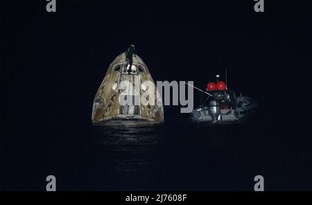 Tampa, États-Unis d'Amérique. 06 mai 2022. Les équipes de soutien sécurisent l'engin spatial SpaceX Crew Dragon Endurance lors de la récupération par le navire de récupération SpaceX Shannon après splashdown dans le golfe du Mexique le 6 mai 2022 au large de la côte de Tampa, en Floride. La capsule a transporté sur terre les astronautes de la NASA SpaceX Crew-4 Raja Chari, Kayla Barron, Tom Marshburn et Matthias Maurer, astronaute de l'ESA, de 177 jours à bord de la Station spatiale internationale. Crédit : Aubrey Gemignani/NASA/Alay Live News Banque D'Images