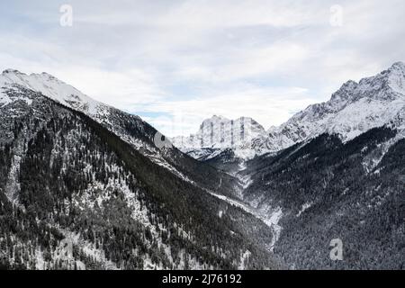 Ruisseau Seinsbach en hiver avec de la neige et des arbres couverts de neige à Karwendel, dans les Alpes allemandes Banque D'Images