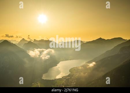 Coucher de soleil doré sur le lac Achensee avec nuages lumineux sur la chaîne de montagnes de Karwendel Banque D'Images