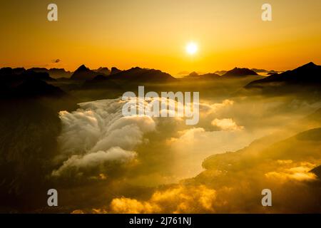 Coucher de soleil doré sur le lac Achensee avec nuages lumineux sur la chaîne de montagnes de Karwendel Banque D'Images