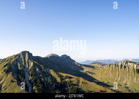 Le Rether Kopf, Kafell et Hochplatte dans le Karwendel près d'Achenkirch dans le Tyrol. La formation de montagne à la fin de l'été dans l'après-midi avec le ciel bleu Banque D'Images