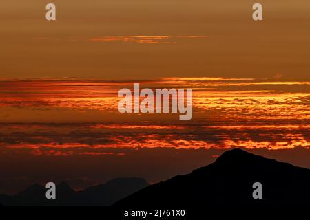 La fameuse Fleischbank (2026m) dans le Karwendel dans les Alpes tyroliennes au coucher du soleil, photographiée depuis le Schreckenspitze Banque D'Images