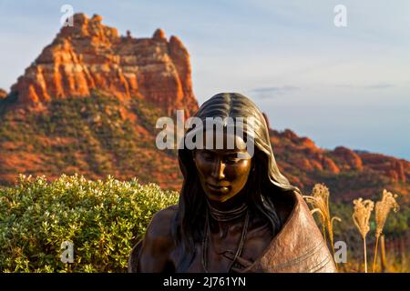 Sculpture en bronze d'Indian Maiden sur Gallery Row, Sedona, Arizona, États-Unis Banque D'Images