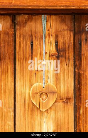 Coeur en bois à l'entrée d'une cabane de montagne à Karwendel, Tyrol Banque D'Images