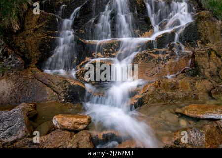 Une petite cascade sous la Benediktenwand dans les Alpes bavaroises. Banque D'Images