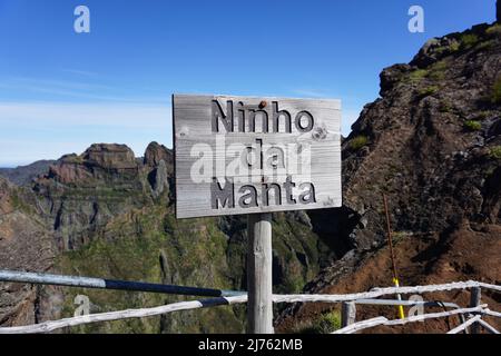 Panneau en bois de Ninho da Manta à la vue d'ensemble du point de vue de 'Pedra Rija' dans 'Pico Arieiro“' chemin de 'Pico Ruivo', Madère, Portugal. Photo de Matheisl Banque D'Images