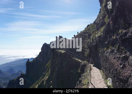Sentier de randonnée rural de Pico Ruivo à Pico Arieiro à travers la chaîne de montagnes volcaniques sur l'île de Madère, Portugal, Europe. Photo de Matheisl Banque D'Images