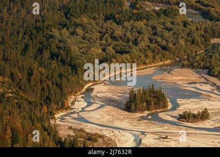 L'Isar méandrant dans le Karwendel, avec deux petites îles. Si vous regardez de près, vous découvrirez les pistes de l'usine de gravier située à proximité dans la réserve naturelle. Prise en automne de la montagne. Banque D'Images