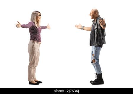 Photo pleine longueur d'une jeune femme rencontrant un homme chauve avec des bras larges ouverts isolés sur fond blanc Banque D'Images