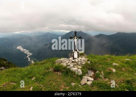 Le petit sommet traverse sur le Vorderskopf, en arrière-plan le rissbach sinueux, ou du moins ce qui reste après la centrale, dans des nuages denses. Banque D'Images