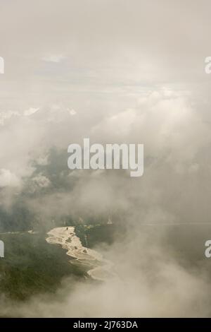 Le cours sec de la Rissbach serpente à travers le brouillard, vu du Vorderskopf. Banque D'Images