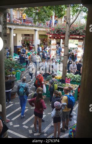 Touristes visitant le Mercado dos lavradores, fruits et légumes frais dans le marché de Funchal, île de Madère, Portugal, Europe. Photo de Matheisl Banque D'Images